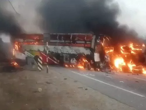 આંધ્રપ્રદેશમાં આજે સવારે સર્જાયેલ ભયાનક અકસ્માતમાં ખાનગી બસ ડમ્પર સાથે અથડાતા ૧૪ મુસાફરો જીવતા ભડથુ