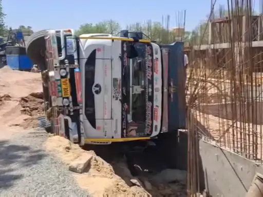 चूरू कलेक्ट्रेट परिसर में बजरी से भरा डंपर पलटा:बजरी खाली करते समय बेकाबू होकर पलटा, जनहानि टली