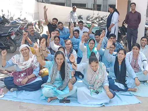 7 मेडिकल कॉलेजों में 1267 नियमित पद समाप्त:चूरू में नर्सिंगकर्मियों ने काली पट्टी बांधकर किया कार्य बहिष्कार