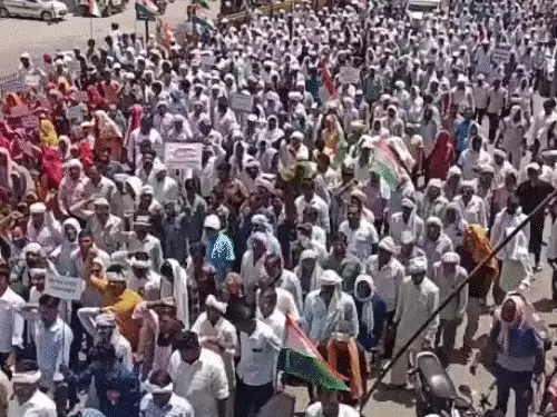 सीकर में 4000-बीघा जमीन को लेकर किसानों का कलेक्ट्रेट घेराव:कहा- एक इंच जमीन भी नहीं बचेगी; प्रस्तावित रेलवे लाइन-एयरपोर्ट प्रोजेक्ट का विरोध, ये हैं 4 मांगें