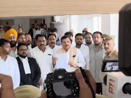 12 मिनट में दस्तावेज जमा कर संजय सिंह लौट आये.