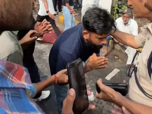 कॉकरोच पार्टी फाउंडर दीपके ने पुलिस के पैर पकड़े:जंतर-मंतर पर टेंट लगाने की इजाजत मांगी, कहा- हड़ताली छात्रों को बारिश से बचाना है