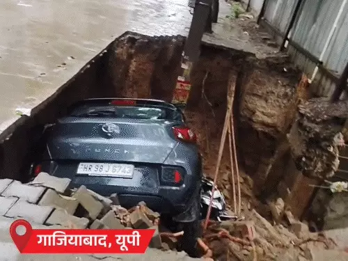 मानसून ने पूरे देश को कवर किया:गाजियाबाद में सड़क धंसी, कार-बाइक गड्ढे में समाईं; उत्तराखंड के उत्तरकाशी-टिहरी में लैंडस्लाइड, मकान गिरा