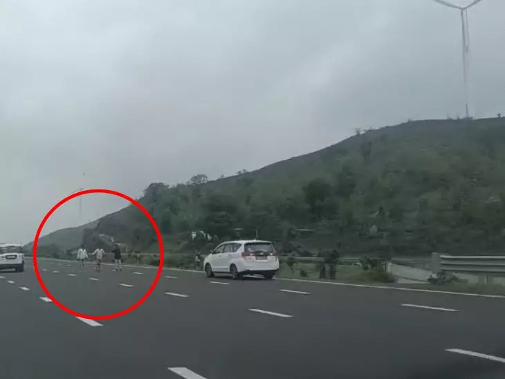 केंद्रीय मंत्री नितिन गडकरी की सुरक्षा में चूक:एमपी में एक्सप्रेस-वे पर गुजरते काफिले के सामने आए 3 युवक; 120 की रफ्तार में थीं गाड़ियां