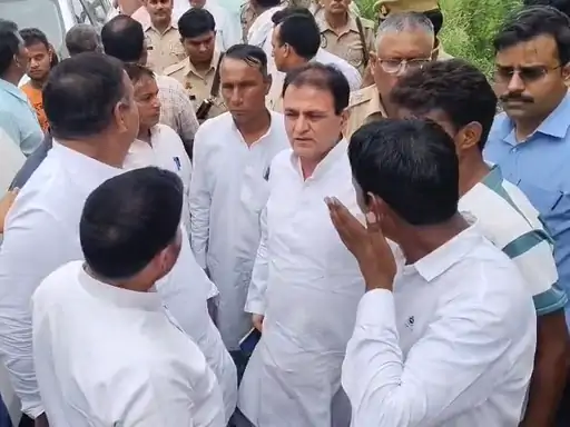 मुजफ्फरनगर हादसा: पांच मौतों के बाद हबीबपुर गांव पहुंचे कैबिनेट मंत्री अनिल कुमार, जर्जर मकानों के सर्वे का दिया सुझाव
