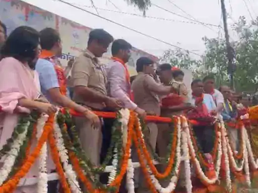 गाजियाबाद: एनएच-58 पर जीडीए ने कांवड़ियों पर की पुष्पवर्षा, प्रशासनिक अधिकारी और विधायक रहे मौजूद