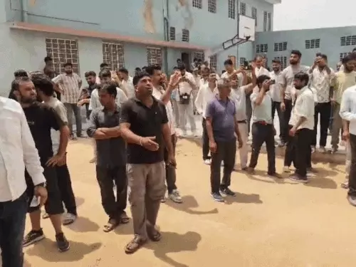 सीकर में SK हॉस्पिटल में संविदा-निविदाकर्मियों का विरोध प्रदर्शन जारी:प्राइवेट स्कूल संचालक के खिलाफ जमीन विवाद पर लोगों का 5 घंटे धरना