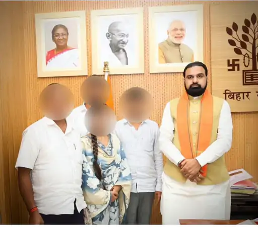 जमुई बदसलूकी मामला: पीड़ित परिवार की फोटो शेयर कर फंसे सीएम, राजद ने पोक्सो एक्ट उल्लंघन पर की एफआईआर की मांग