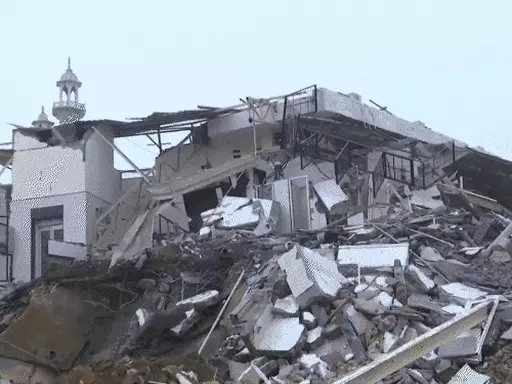 નવીદિલ્હીમાં ગત મોડીરાત્રે ધાર્મિક સ્થળ નજીકનું દબાણ હટાવાતા ટોળા અને પોલીસ વચ્ચે ઘર્ષણ : પથ્થરમારો, લાઠીચાર્જ, અશ્રુવાયુ છોડાયો