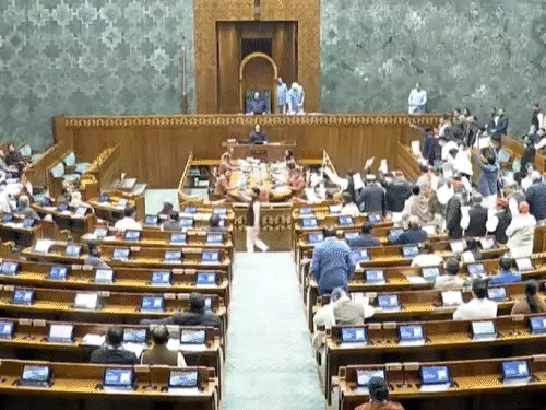 લોકસભામાં વિપક્ષનો ભારે હોબાળો : વડાપ્રધાન વિરૂધ્ધ સુત્રોચ્ચાર : કાર્યવાહી સ્થગીત