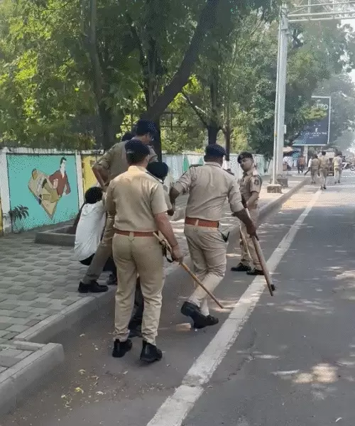 सूरत में श्रमिकों के प्रदर्शन पर पुलिस की कार्रवाई, कलेक्टर कार्यालय के बाहर कई लोगों को हिरासत में लिया; रविवार की छुट्टी की मांग