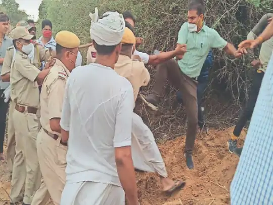 मुआवजे पर अड़े किसानों ने काम रोका तो एसडीएम ने मार दी लात