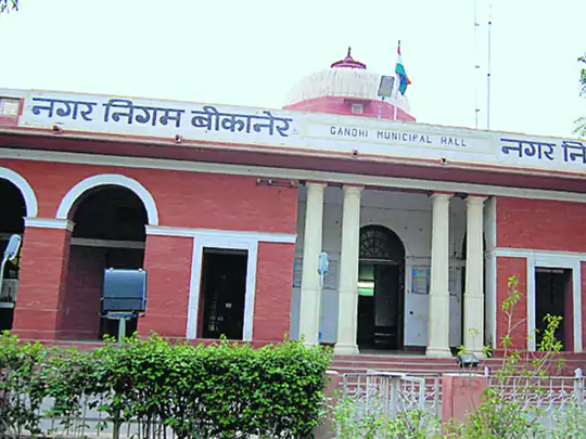 नगर निगम की निर्माण शाखा का औचक निरीक्षण: मेयर ने किया निर्माण शाखा का निरीक्षण, अभियंता नहीं मिले, चार्जशीट देने के निर्देश