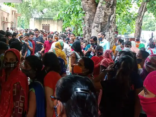 वैक्सीन सेंटर पर ही गायब सोशल डिस्टेंसिंग: एक्सपर्ट तीसरी लहर से बचने को चेता रहे, वैक्सीनेशन सेंटर पर हजारों की भीड़ में किसी के बीच दो गज की दूरी नहीं