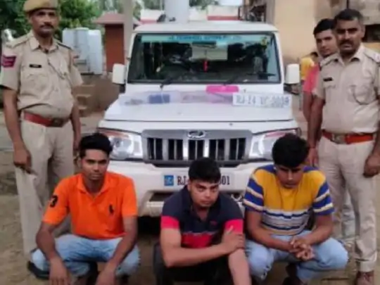 पुलिस की गिरफ्त में फर्जी ACB के कर्मचारी: ACB के तीनों कर्मचारी जिम संचालक से कर रहे थे पैसे की डिमांड, पुलिस ने मौके पर पहुंच तीनों को किया गिरफ्तार, हथियार भी बरामद भरतपुर13 घंटे पहले