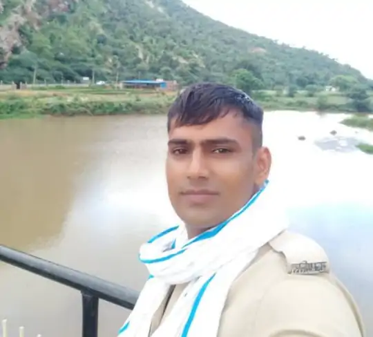 लुटेरे पुलिसकर्मी सस्पेंड, एक गिरफ्तार: बाइक सवार 2 युवकों को रोककर जबरन कार में बिठाया, 40 हजार रुपए लूटे, थाने में शिकायत की तो चौथे ने समझौते के लिए दबाव बनाया