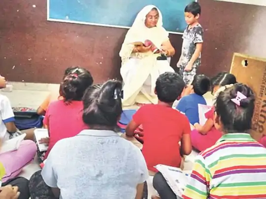 18 साल पहले कूड़ा बीनने वाले 5 बच्चों को पढ़ाना शुरू किया था, 1000 बच्चों के जीवन में बिखेर चुकी हैं उजाला