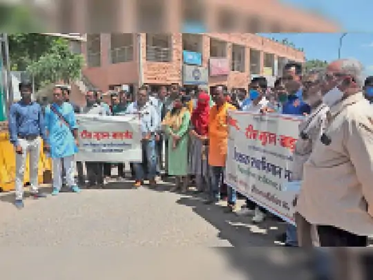 शिक्षा मंत्री की क्षेत्रवाद शिक्षा नीति के खिलाफ सड़कों पर उतरे शिक्षक