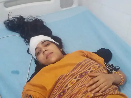 अलवर शहर में जेल चौराहे के पास कार ने टक्कर मारी, महिला अभ्यर्थी अस्पताल में भर्ती, 26 हजार ने दी परीक्षा