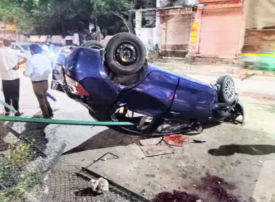 तेज रफ्तार बेकाबू कार ने डिवाइडर पर चढ़कर लोहे की रैलिंग को तोड़ा, फिर सड़क के दूसरी तरफ पलटी