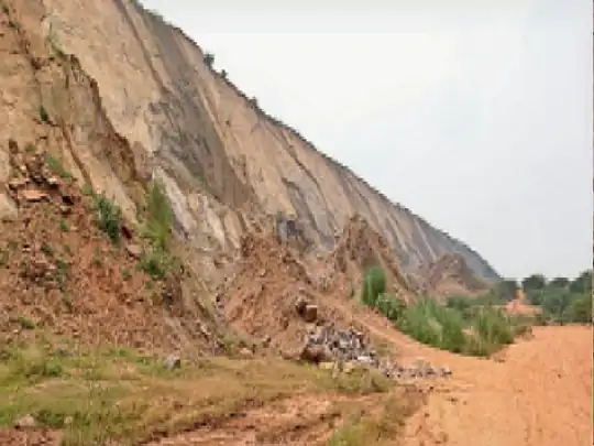 पहाड़ की तलहटी में खजाना निकलने की चर्चा थी, खोदने को हरियाणा से बुला लिए बदमाश