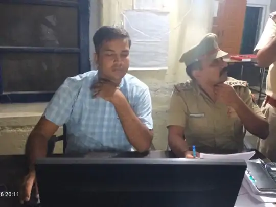 REET में नकल करवाते 2 कांस्टेबल समेत 8 गिरफ्तार एग्जाम से डेढ़ घंटे पहले ही पेपर कांस्टेबल के मोबाइल पर आ गया, पत्नी भी एग्जाम दे रही थी
