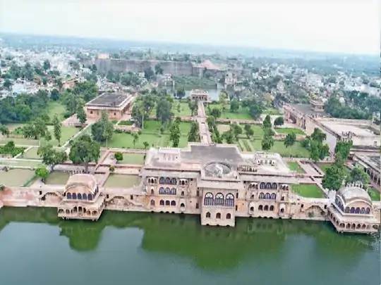 पहली बार एक ही तस्वीर में देखिए... 18वीं सदी में बने ​​​​​​​डीग के प्रसिद्ध जल महल, किला और दोनों तालाब